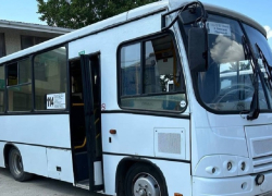 Водитель 114-го маршрута вышел в магазин на остановке, бросив пассажиров в душном автобусе