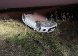 На трассе под Анапой авто вылетело в кювет и перевернулось
