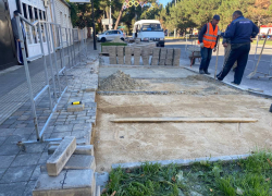 На улицах Анапы восстанавливают тротуарную плитку