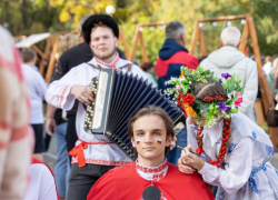 Большой хоровод и национальные блюда: в Анапе отмечают День народного единства 
