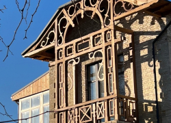 В Анапе у «Дачи Дицмана» сохранили фасад резного балкона