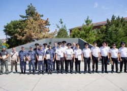 В Анапе полиция и неравнодушные граждане получили награды за задержание вооруженного злоумышленника 