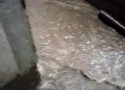 В Пятихатках уложили тротуар с нарушениями, теперь дом Майи Сергейчик топит вода