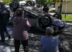 После жесткого ДТП в Анапе легковушка перевернулась на крышу 