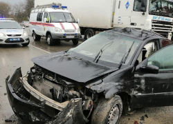Водитель "Рено" оказался зажатым в машине из-за аварии под Анапой