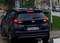 В Анапе водитель иномарки заехал на пешеходный переход и тротуар перед ним