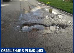  На улице Таежной в Анапе уже два года текут стоки из канализационных колодцев