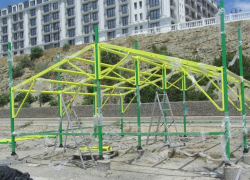 Спортплощадку стоимостью 4 млн рублей продолжают строить у пляжа в Анапе