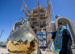 В Крещенском парке Анапы освятили новые купола звонницы