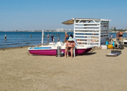 Анапа ловит последние теплые деньки: на пляжах курорта остались самые стойкие отдыхающие