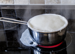 Роскачество раскрыло секрет, почему молоко становится горьким