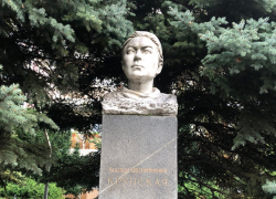 Памятник-бюст Надежде Крупской установлен в Анапе