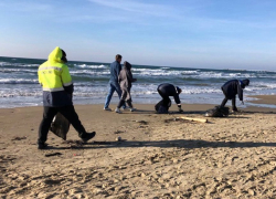 С пляжей Анапы за праздники уже вывезли 23 кубометра мусора