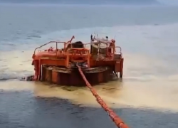 Это фонтан нефти, вылившийся в акваторию Чёрного моря.(Видео)