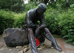 Фотографии с сидящим на памятнике мужчиной оказалось не меньше пяти лет