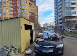 В Анапе на припаркованный автомобиль вывалили мешки с мусором