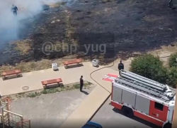 Загорелось поле возле жилого дома в Анапе у микрорайона "Горгиппия"