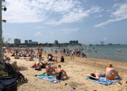 В Анапе стартовал пляжный сезон: Центральные пляжи переполнены