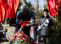 Памятник воинам Афганской войны находится на Аллее Славы в городском сквере в центре Анапы