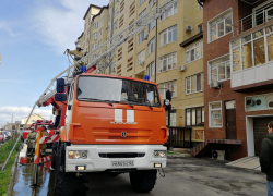 В Анапе задымилась крыша многоэтажки: 10 человек эвакуировались