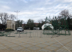 «Новый Год к нам мчится»: в Анапе начали установку главной красавицы
