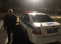 Водитель грузового миксера в Анапе рассыпал бетон на дорогу и был найден полицейскими