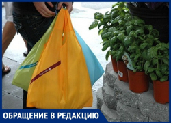 В анапском магазине покупательница оставила вещи в тележке у входа, но их украли