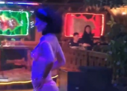 В кафе под Анапой стриптиз устроили прямо на глазах у детей 18+