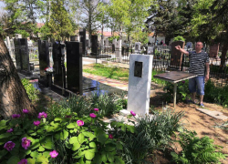 На кладбище в Анапе пьяный мужчина срезал ограду и сдал её в металлоприём