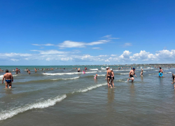 Море выходит на пляж: запрет на купание сохраняется