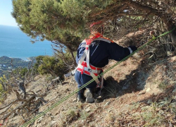 В Анапе спасатели сняли с горы любителя красивых фото
