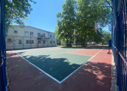 После публикации в «Блокнот Анапа» на улице Гребенской ремонтируют спортплощадку