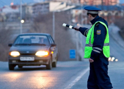 Сотрудникам ГИБДД в Анапе разрешено курить и вставать, где им хочется
