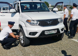 Джип и заниженную "Приору" изъяли и отправили на спецстоянку полицейские в Анапе