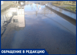Невозможно выйти из дома: жители пятиэтажки в Витязево жалуются на подтопление у подъездов