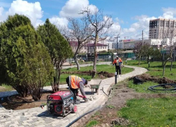 В Анапе продолжается благоустройство общественных территорий и мемориалов
