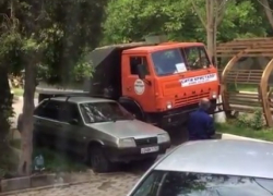 В Анапе КАМАЗ объезжал припаркованную на дороге «девятку» по тротуару