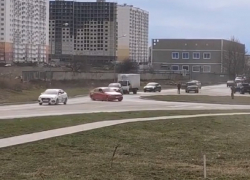 Водитель BMW устроил опасный дрифт на кольцевой дороге в Анапе. Видео