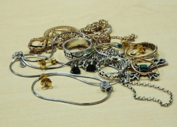 В Анапе у девушки в кафе украли ювелирные украшения почти на 65 тысяч рублей