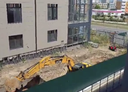 Жители ЖК в Анапе пожаловались на котлован у фундамента дома