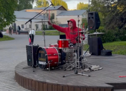 Селфи-палочник напал на любимчика анапской публики — барабанщика Дмитрия Хмыз