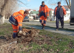В Цибанобалке и Витязево анапские коммунальщики наводят порядок после зимы