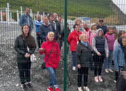 Забор с колючей проволокой: анапчане протестуют против ограждения на пляже в Сукко