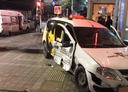 В Анапе в результате ДТП такси вылетело на тротуар и врезалось в дом