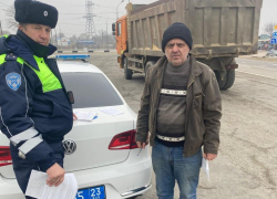 В Анапе водитель самосвала рассыпал груз на дорогу