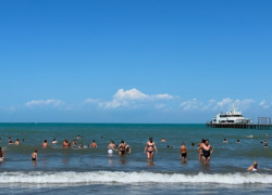 Все еще летнее море: жители и гости курорта не уходят с пляжей 