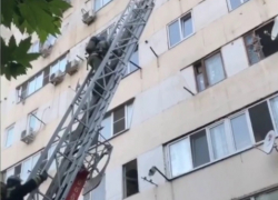 В Анапе пожарные пришли на ужин через окно 