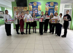 Анапские школьники собрали к Новому году 60 кг конфет для ребят из Донецка