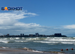 На пляжах Анапы красный флаг – купаться запрещено