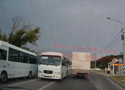 В Анапе за выезд на встречную полосу водителя автобуса привлекли к ответственности